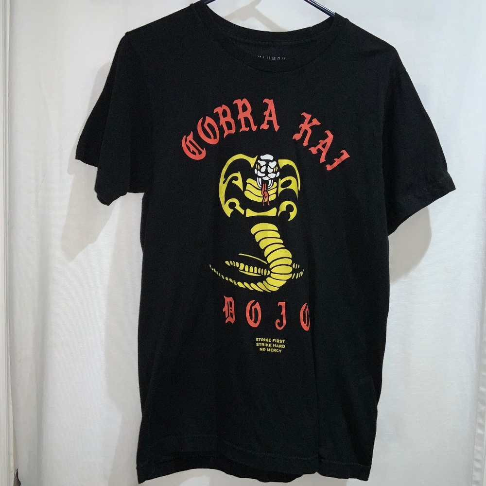 Box Lunch Cobra Kai Dojo graphic tee Sz M (20) unisex